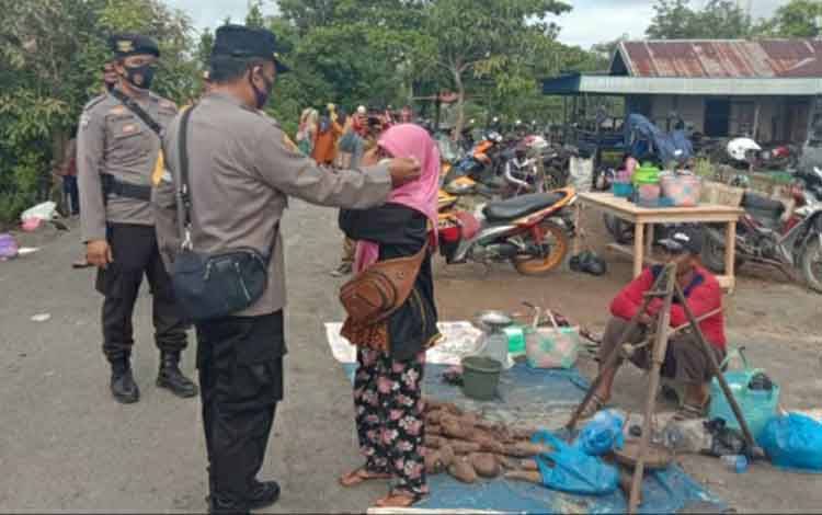 Polsek Pulau Petak Imbau Warga Patuhi Protokol Kesehatan di Pasar Tradisional