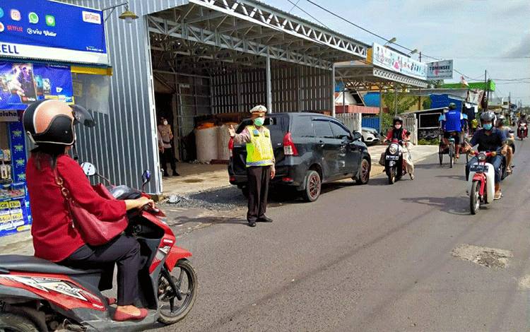 Permudah Pengendara, Polsek Selat Lakukan Pengaturan Lalu Lintas