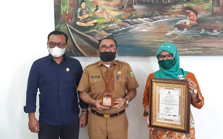 Disdukcapil Palangka Raya Terima Penghargaan dari KPU
