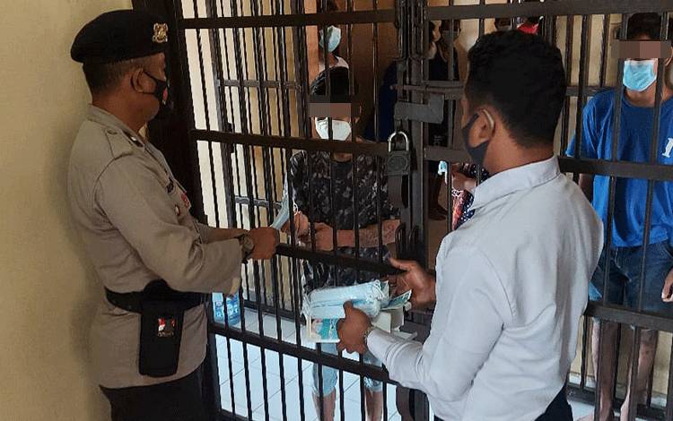 Kasat Tahti Bagikan Masker untuk Para Tahanan
