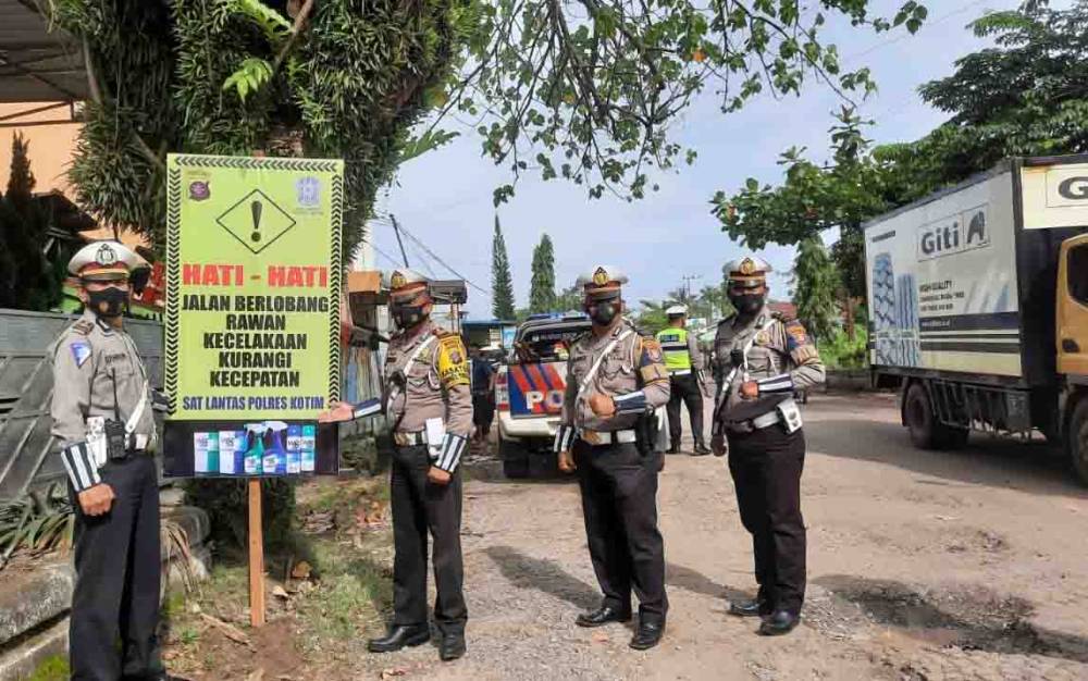 Satlantas Polres Kotim Pasang Puluhan Spanduk Imbauan untuk Antisipasi Kecelakaan dalam Perkotaan Sampit