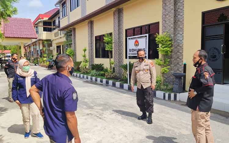Personel Bidhumas Polda Kalteng Rutin Berjemur Tingkatkan Imun Tubuh