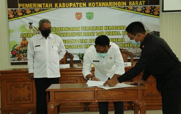 Pemkab Pulang Pisau Tandatangani Kerjasama dengan Pemkab Kobar Terkait E-Kinerja