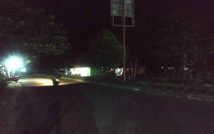 Warga Kuala Pembuang Keluhkan Jalan Dr Adam Malik Kuala Pembuang Minim Penerangan