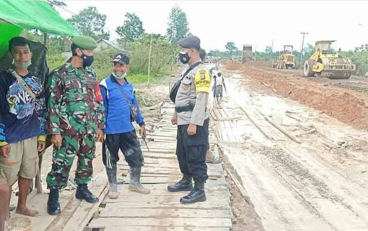 Jalan Pangkalan Bun - Menuju Kolam Berlobang dan Berlumpur, Babinsa Koramil Arut Selatan Imbau ini