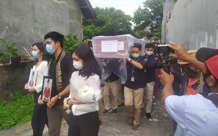 Jenazah Pramugari Sriwijaya Air Tiba di Rumah Duka di Denpasar-Bali