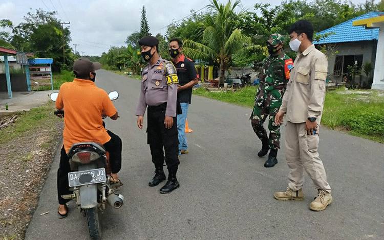 Polsek Kapuas Barat Bersama Koramil Laksanakan Operasi Yustisi Sasar Pengguna Jalan