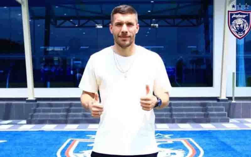 Podolski Senang Lihat Mesut Ozil Tinggalkan Arsenal