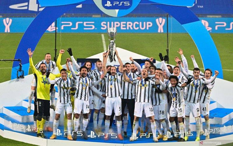Juventus Angkat Trofi Piala Super Italia