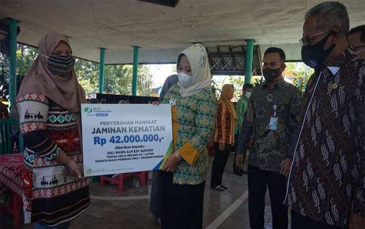 Bupati Kobar Serahkan Kartu BPJS Ketenagakerjaan kepada Guru Honorer