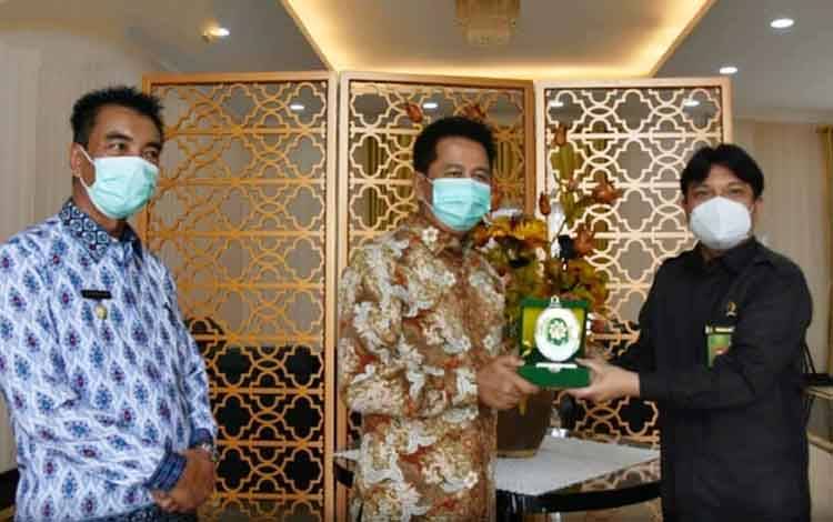 Pindah Tugas ke Kalbar, Ketua PN Muara Teweh Pamit Dengan Bupati