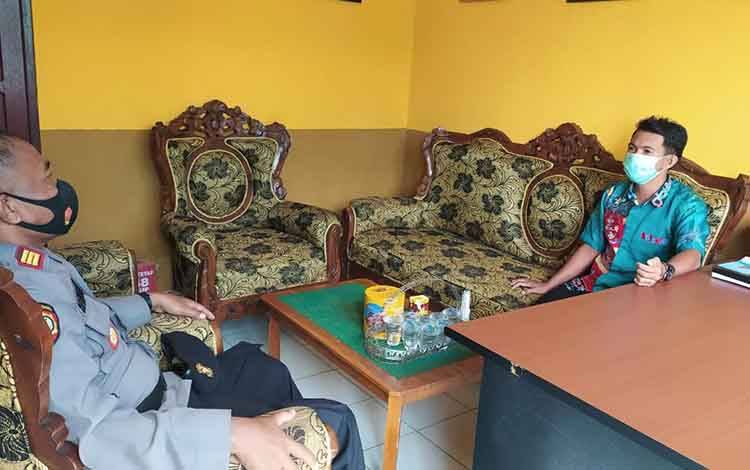 Sambangi Kantor Desa Sungai Undang, Kapolsek Seruyan Hilir Sampaikan Ini