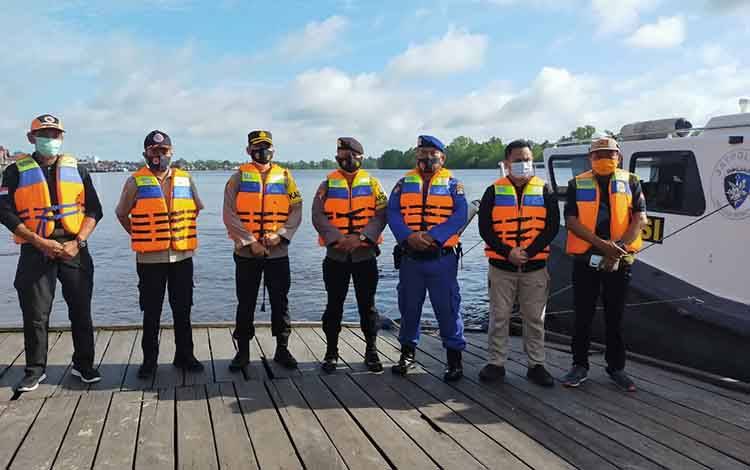Antisipasi Banjir, Kapolres Susuri Sungai Seruyan