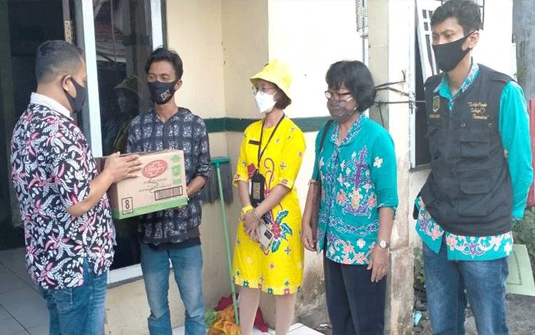 Pengungsi Asal Kalsel di Palangka Raya Terima Bantuan Sembako