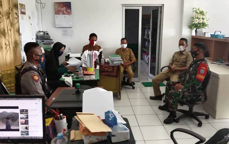 Bhabinkamtibmas Sambangi Kantor Desa Pematang Panjang untuk ini