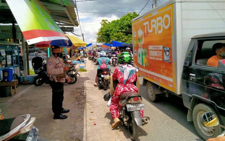 Satbinmas Polres Kapuas Ingatkan Warga Terapkan Protokol Kesehatan di Pasar Mingguan
