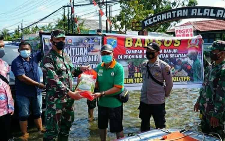 Kodim Kuala Kapuas Beri Bantuan Sosial untuk Korban Banjir Kalsel