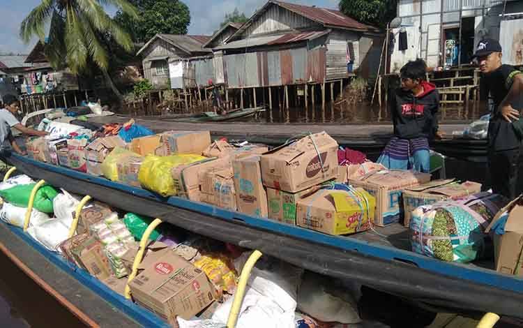 Gunakan Kapal, Karang Taruna Tamban Catur Salurkan Bantuan untuk Korban Banjir Tidak Terjangkau Jalur Darat