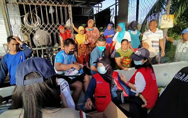 Tagana dan PSC 119 Kapuas Bantu Layanan Sosial dan Kesehatan di Kalsel