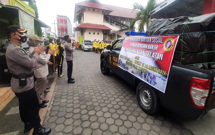 Rumkit Bhayangkara Distribusikan Bansos untuk Warga Terdampak Banjir di Kalsel