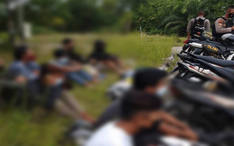 Anggota Ditsamapta Polda Kalteng Amankan 12 Remaja Balapan Liar