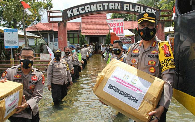 Polres Kapuas Salurkan Bansos untuk Warga Terdampak Banjir di Alalak Kalsel