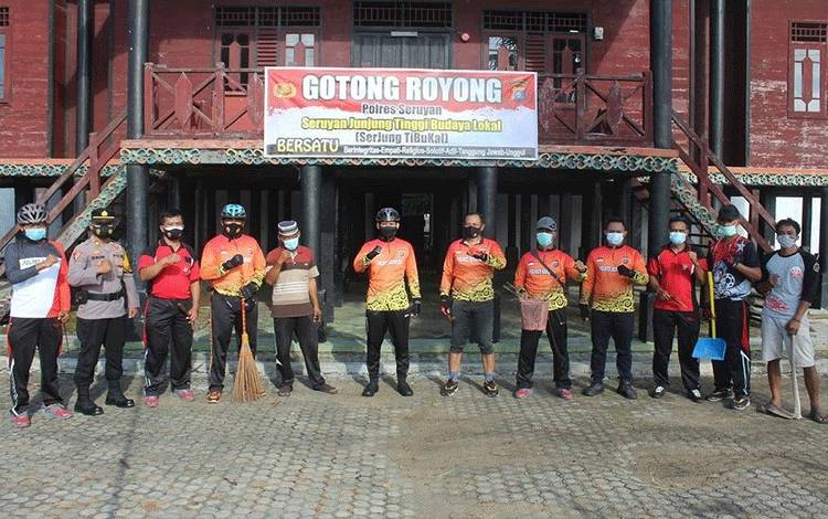 Polres Seruyan Gotong Royong Bersihkan Lingkungan Rumah Betang