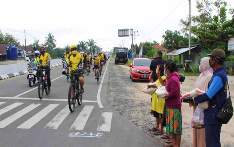 Kapolda Kalteng Berikan Sembako kepada Petugas Kebersihan dan Masyarakat