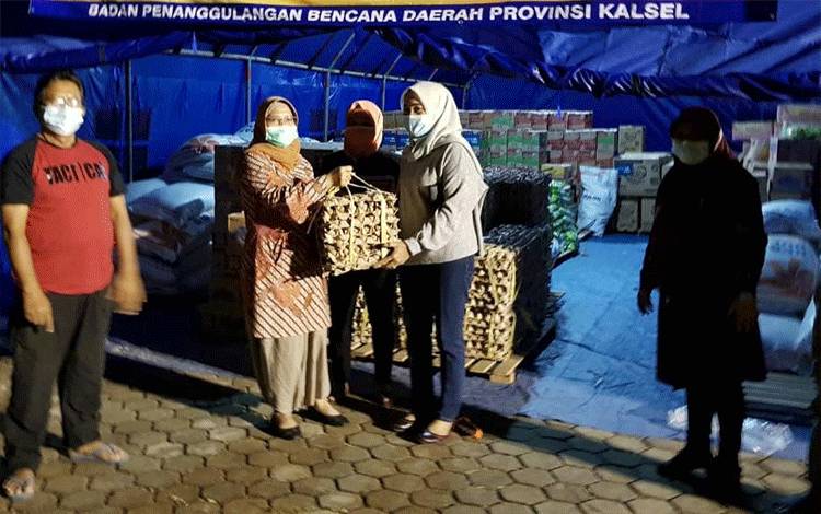 Dinas TPHP Kalteng Salurkan Bantuan 13.500 Butir Telor untuk Korban Banjir Kalsel