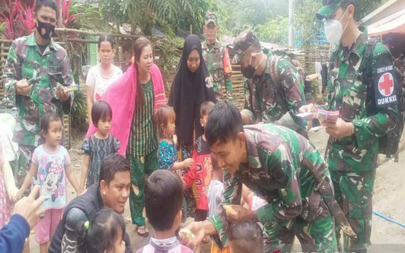 TNI Bantu Pemulihan Trauma pada Anak di Lokasi Banjir Kalsel