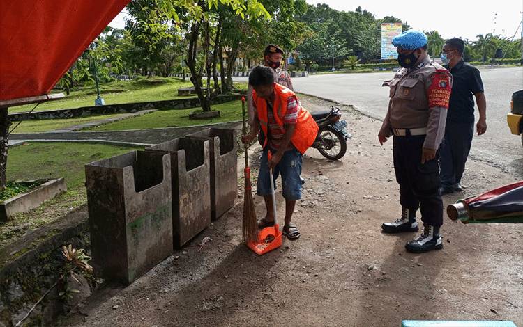 Operasi Yustisi: Personel Polres Lamandau Tegur dan Beri Sanksi Sosial Pelanggar Prokes