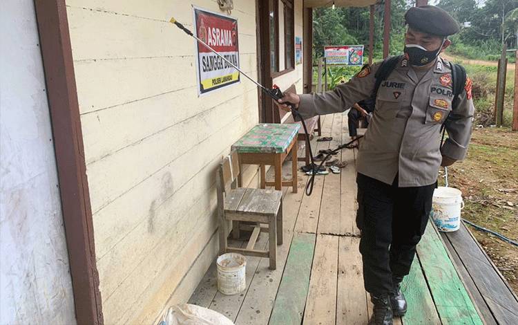 Asrama Polsek Lamandau Disemprot Disinfektan Cegah Covid-19