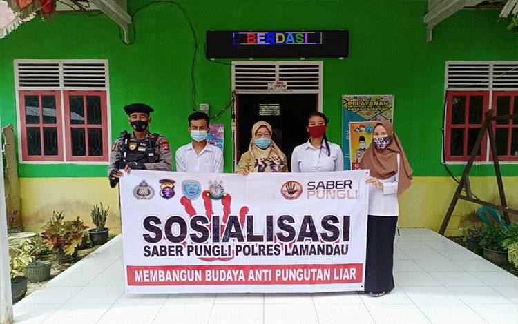 Kapolsubsektor Sematu Jaya Sosialisasikan Saber Pungli di Desa Tri Tunggal