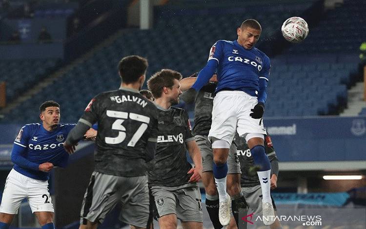 Everton Melenggang Mulus Lewati Tim Strata Kedua Sheffield Wednesday