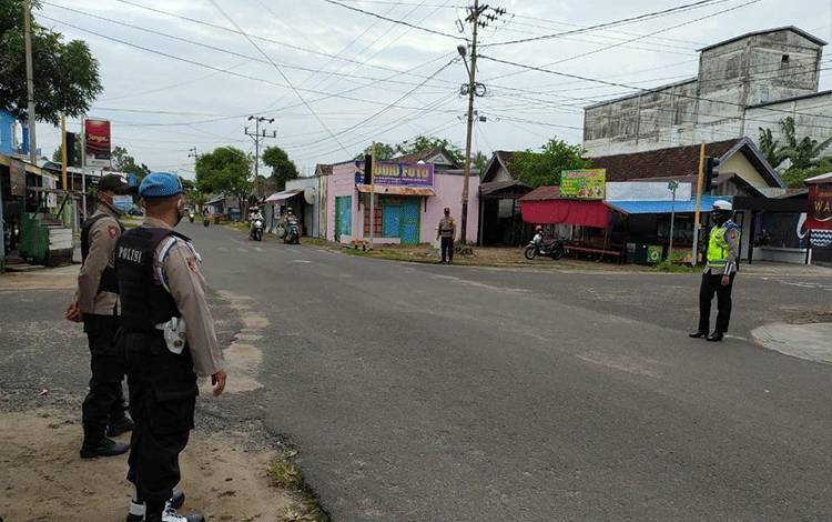 Polisi Atur Lalu Lintas Sambil Ingatkan Protokol Kesehatan