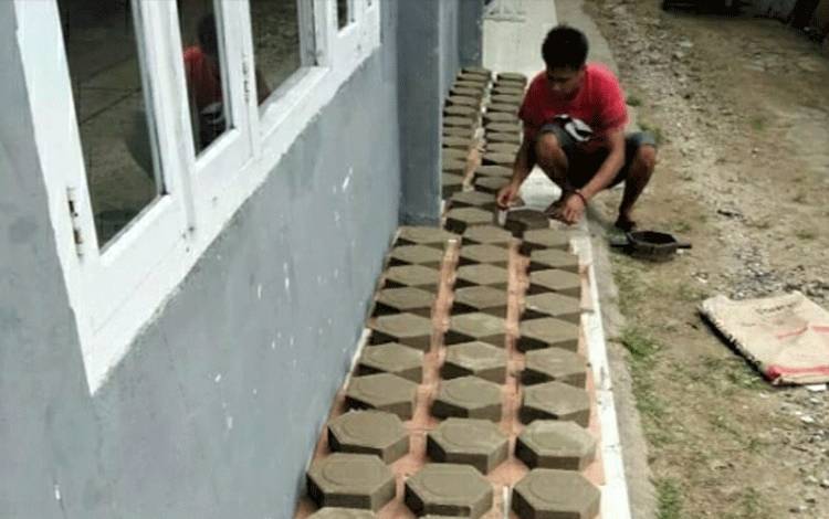 Rutan Kuala Kapuas Berikan Pembinaan Pembuatan Paving Blok ke Narapidana