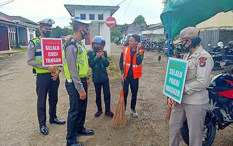 Petugas Gabungan Gelar Operasi Yustisi Covid-19 di Depan Pasar Tamiang Layang