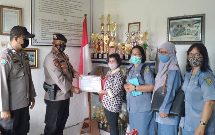 Kapolsek Bukit Batu Terima Penghargaan dari SMPN 5 Palangka Raya