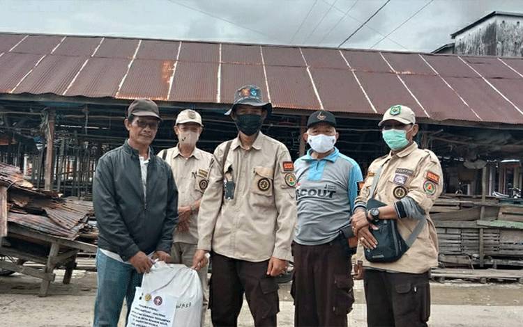Pramuka Kapuas Salurkan Bantuan untuk Korban Kebakaran di Pasar Bahaur