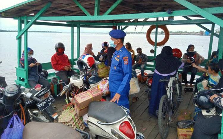 Personel Satpolair Polres Kapuas Imbau Warga Pesisir Terapkan Protokol Kesehatan