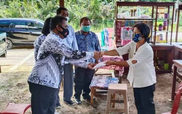 PGRI Gunung Mas Bantu Korban Kebakaran di Kelurahan Tewah
