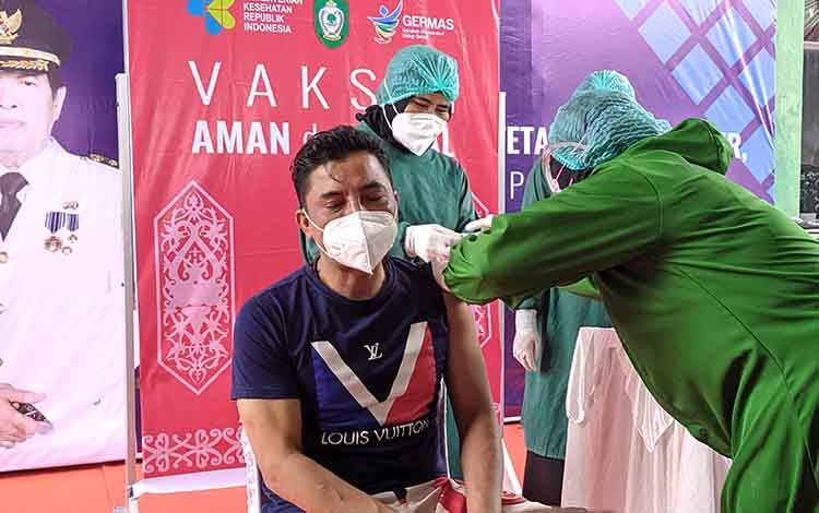 Bupati Kotawaringin Timur Gemetaran saat Disuntik Vaksin Covid-19