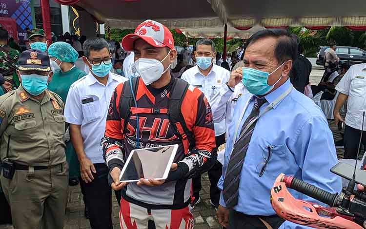 Bupati Kotim Langsung Cek Pengerjaan Jalan Antar Desa usai Divaksin