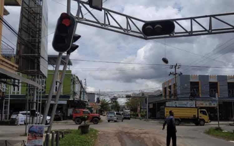 Truk Angkut Alat Berat Tabrak Traffic Ligh Hingga Hampir Patah di Sampit