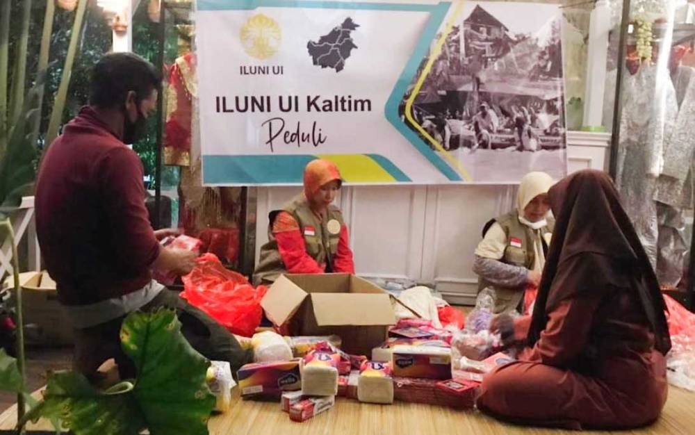 Iluni UI bersama Ormas Sikat Narkoba Sampit Peduli Banjir Kalsel