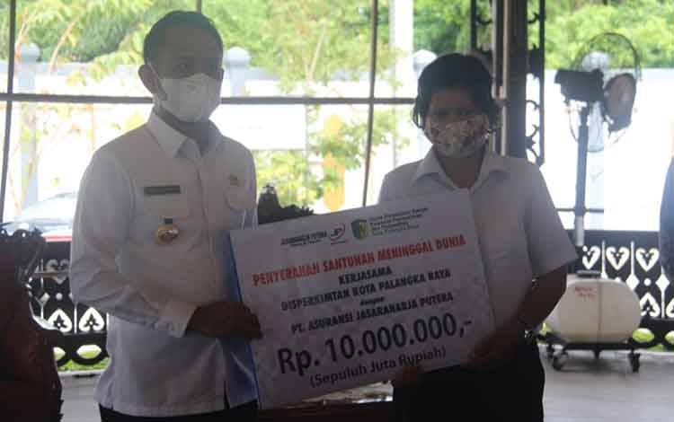 Pegawai Disperkimtan Meninggal karena Covid-19, Wali Kota Serahkan Santunan untuk Ahli Waris