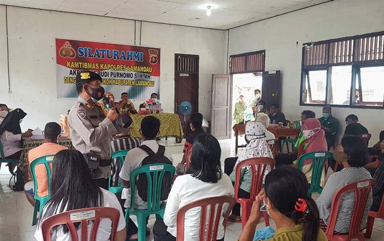 Kasat Binmas Sosialisasikan Prokes di Desa Nanga Pamalontian