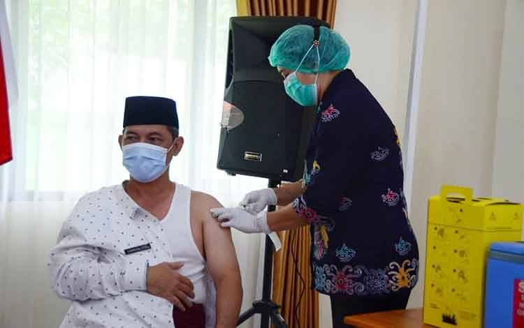 Puskesmas Menteng Laksanakan Vaksinasi Dosis Kedua
