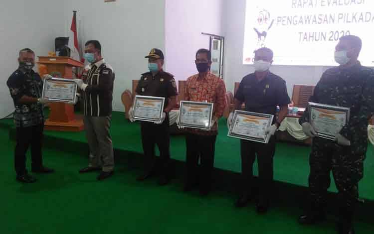 Dinilai Turut Sukseskan Pilkada Kalteng 2020, Bawaslu Katingan Berikan Penghargaan kepada Sejumlah Pihak