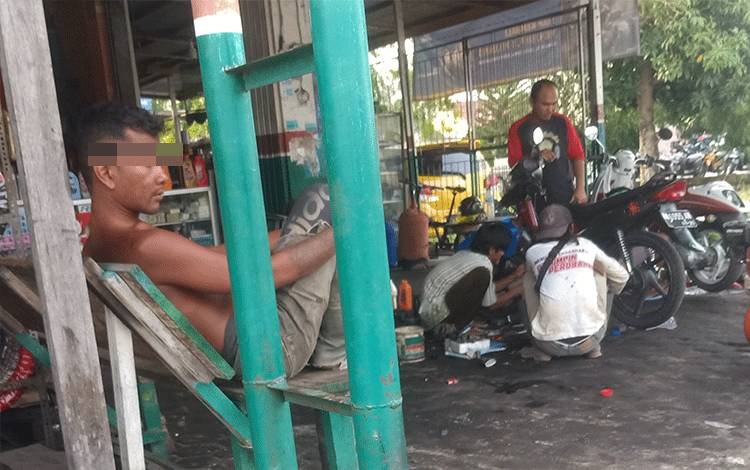 Pria Diduga Gangguan Jiwa Resahkan Pedagang di Jalan Sethadji
